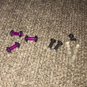8g earring set.